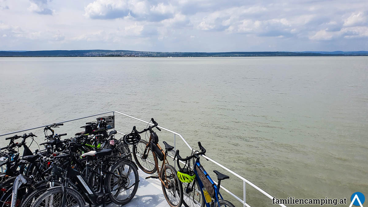 Auf der Fahrradfähre den Neusiedler See durchqueren