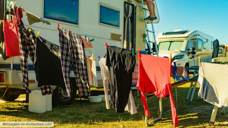 Die richtigen Outfits zum Campen: Diese Teile dürfen beim Camping-Urlaub nicht fehlen