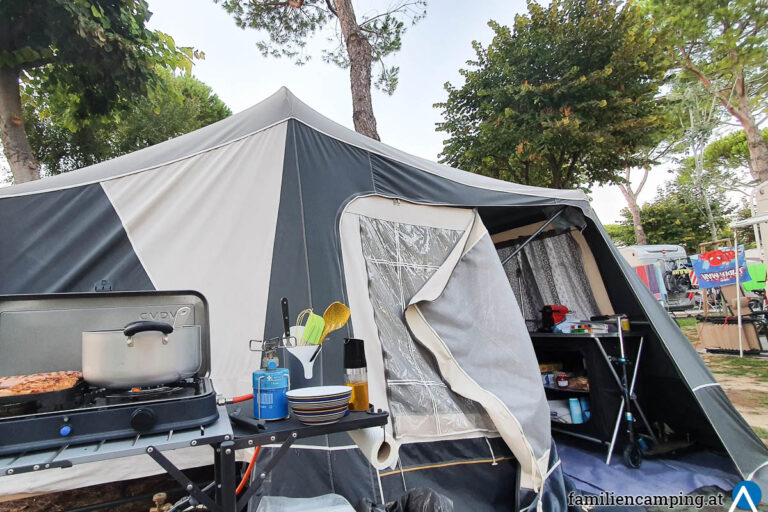 Camping mit der richtigen Ausrüstung für Mensch und Technik